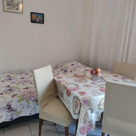Apartments Josi - Parking And Barbecue Grebastica Bagian luar foto