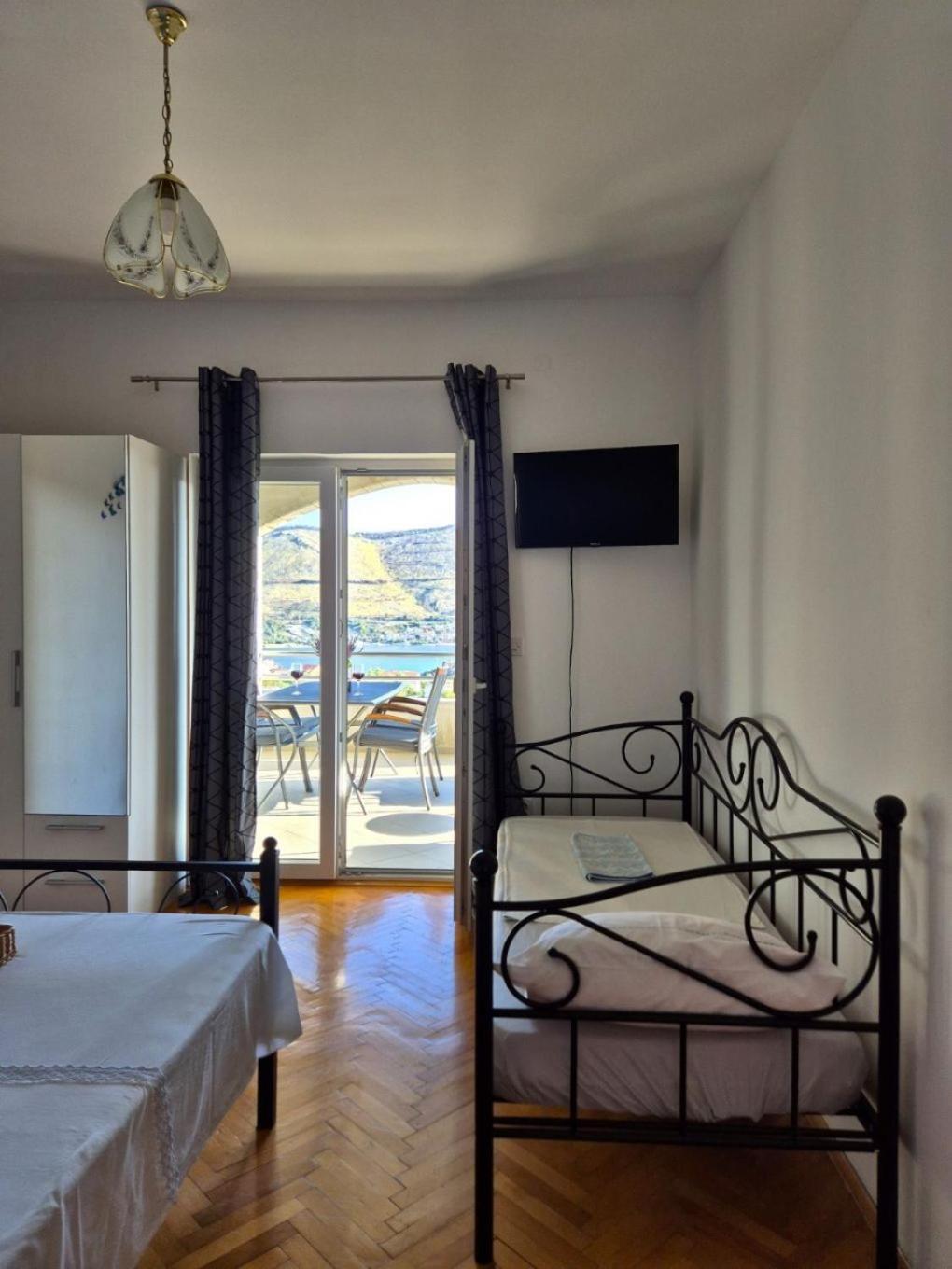 Apartments Josi - Parking And Barbecue Grebastica Bagian luar foto