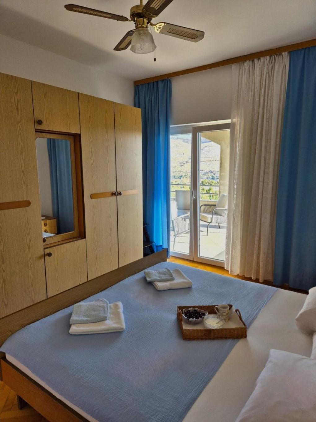 Apartments Josi - Parking And Barbecue Grebastica Bagian luar foto