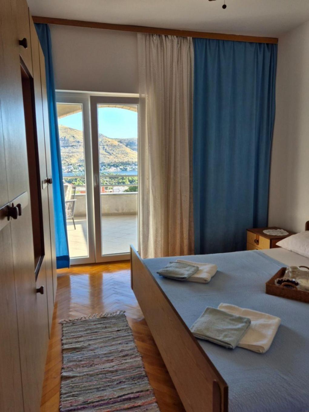 Apartments Josi - Parking And Barbecue Grebastica Bagian luar foto