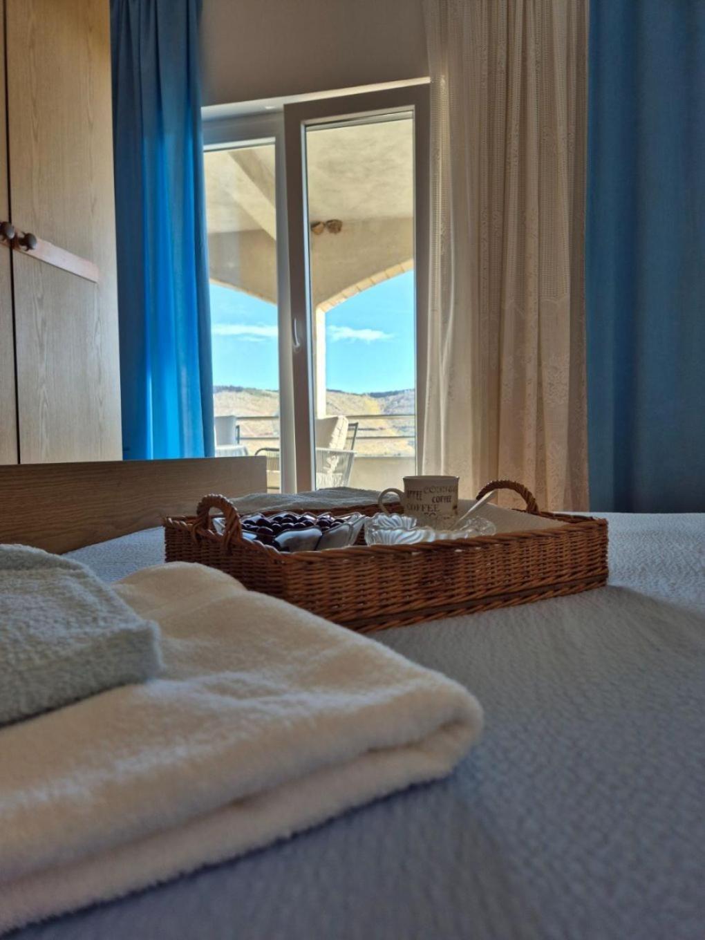Apartments Josi - Parking And Barbecue Grebastica Bagian luar foto